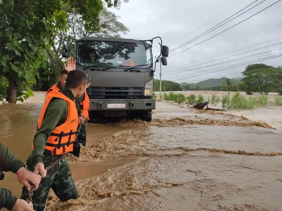 ทหารเข้าช่วยชาวบ้านกว่า300ครัวเรือนเจอน้ำป่าทะลักท่วมที่ จ.เลย