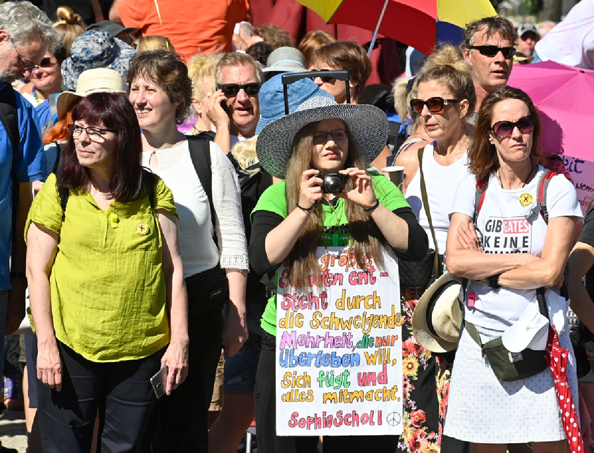 เยอรมนีจะรอดไหม ประท้วงนับหมื่นต้านสวมหน้ากาก