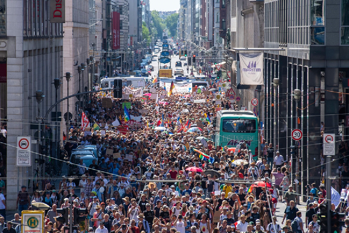 เยอรมนีจะรอดไหม ประท้วงนับหมื่นต้านสวมหน้ากาก