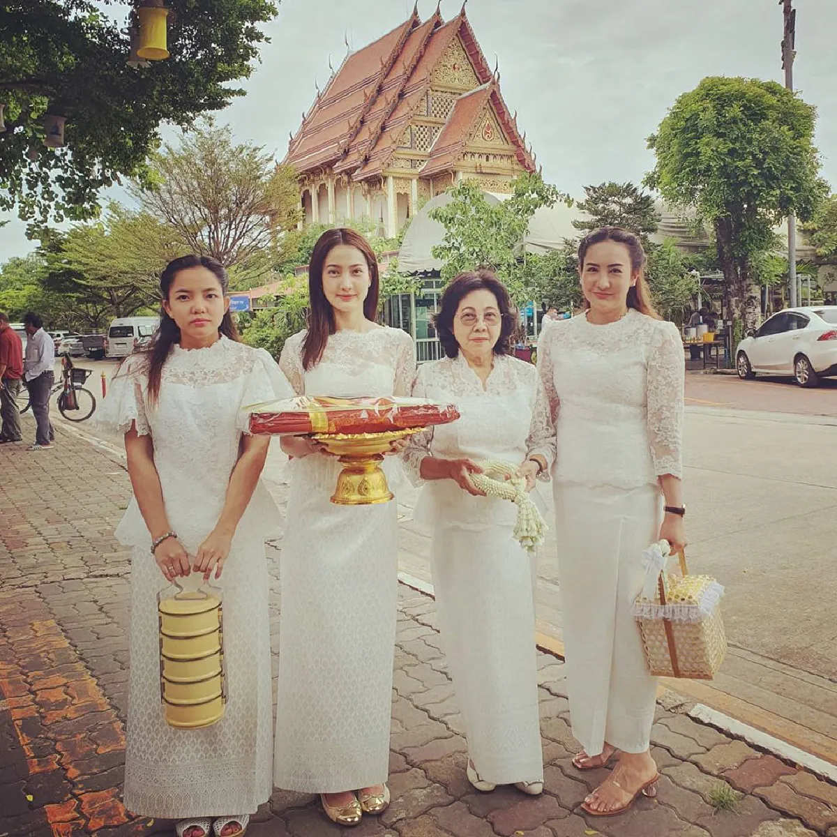 "แต้ว ณฐพร" ควงพี่สาวและคุณแม่ ทำบุญให้คุณพ่อหลังจากไปครบ 1 เดือน