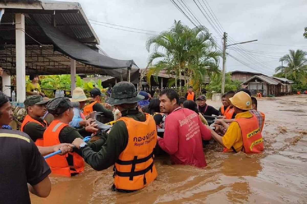 ทหารเข้าช่วยชาวบ้านกว่า300ครัวเรือนเจอน้ำป่าทะลักท่วมที่ จ.เลย ทหารเข้าช่วยชาวบ้านกว่า300ครัวเรือนเจอน้ำป่าทะลักท่วมที่ จ.เลย
