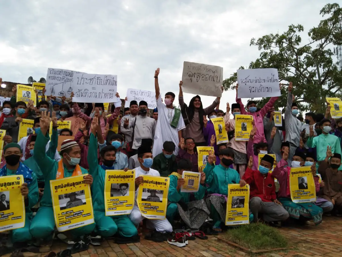 เยาวชนปาตานีปลดแอกไล่"บิ๊กตู่" หน้ามัสยิดโบราณกรือเซะ 