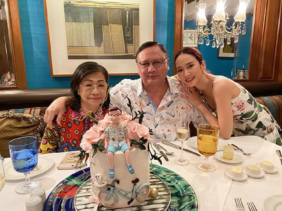 "อั้ม พัชราภา" ควง "ไฮโซพก"  ร่วมโต๊ะฉลองวันเกิดคุณพ่ออย่างอบอุ่น