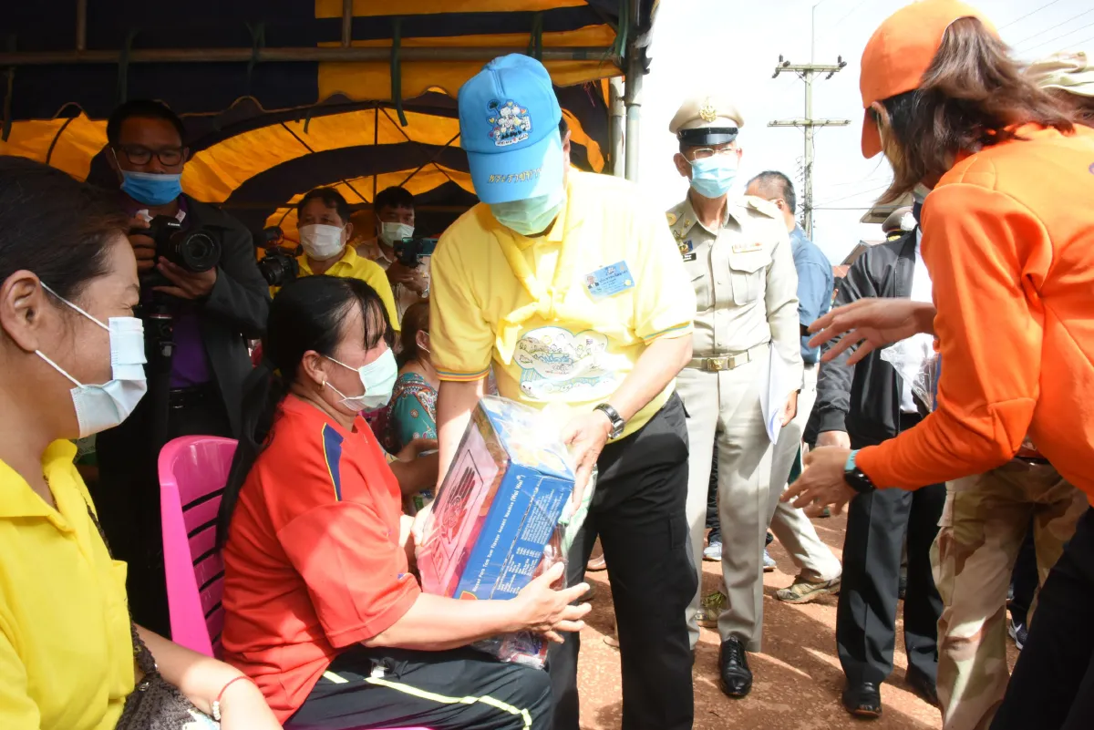 มท.1 ลงพื้นที่ดูความเดือดร้อนช่วยชาวบ้านถูกน้ำท่วมฉับพลัน