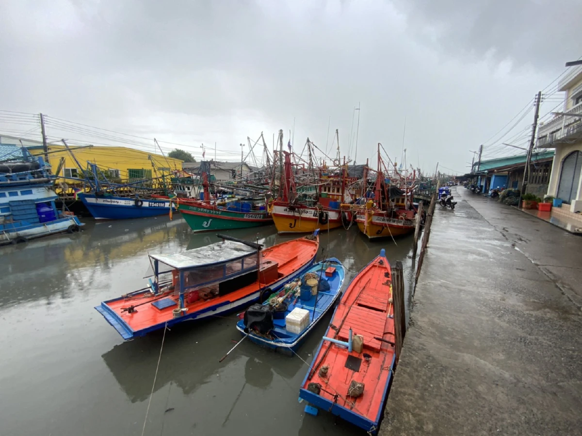 คลื่นลมแรง!เรือประมงกว่า 300 ลำจอดเทียบท่าไม่กล้าออกทะเล