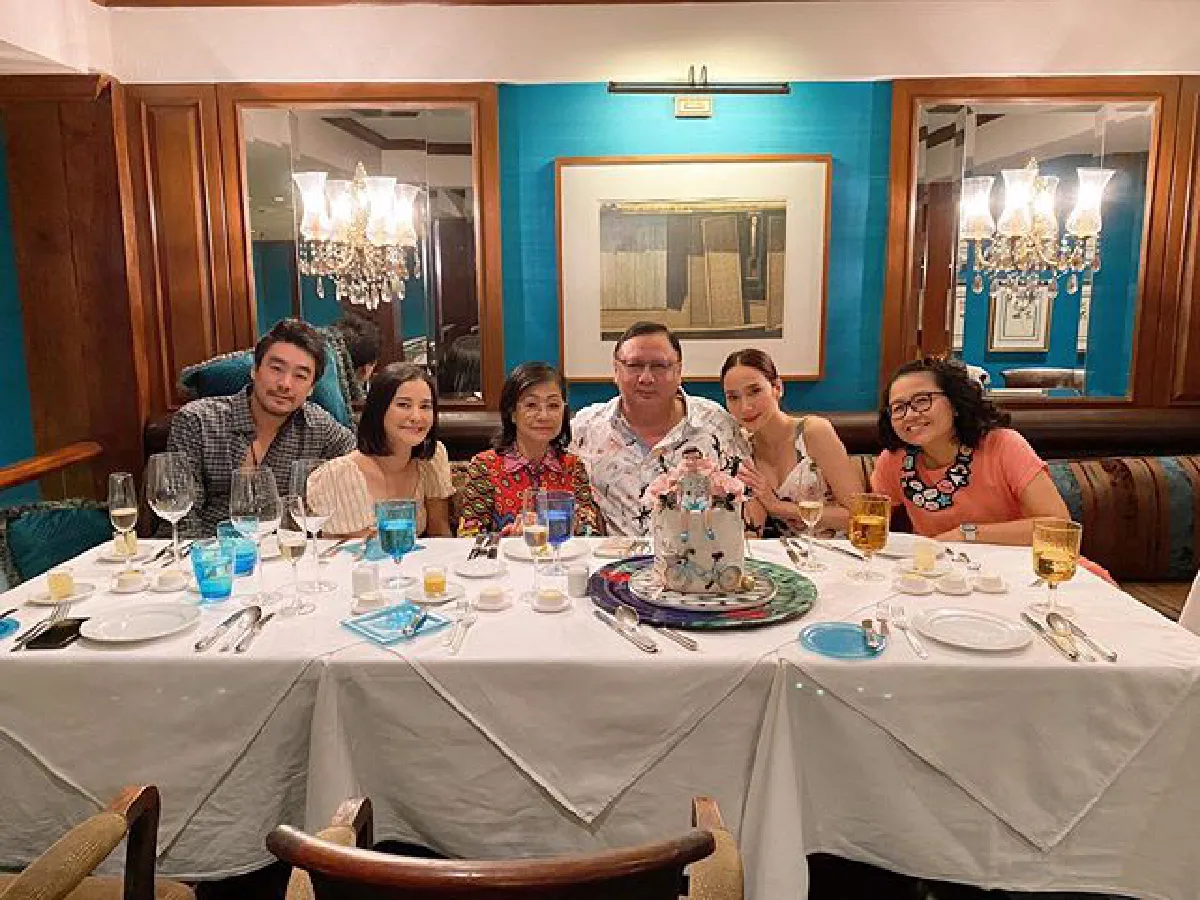 "อั้ม พัชราภา" ควง "ไฮโซพก"  ร่วมโต๊ะฉลองวันเกิดคุณพ่ออย่างอบอุ่น