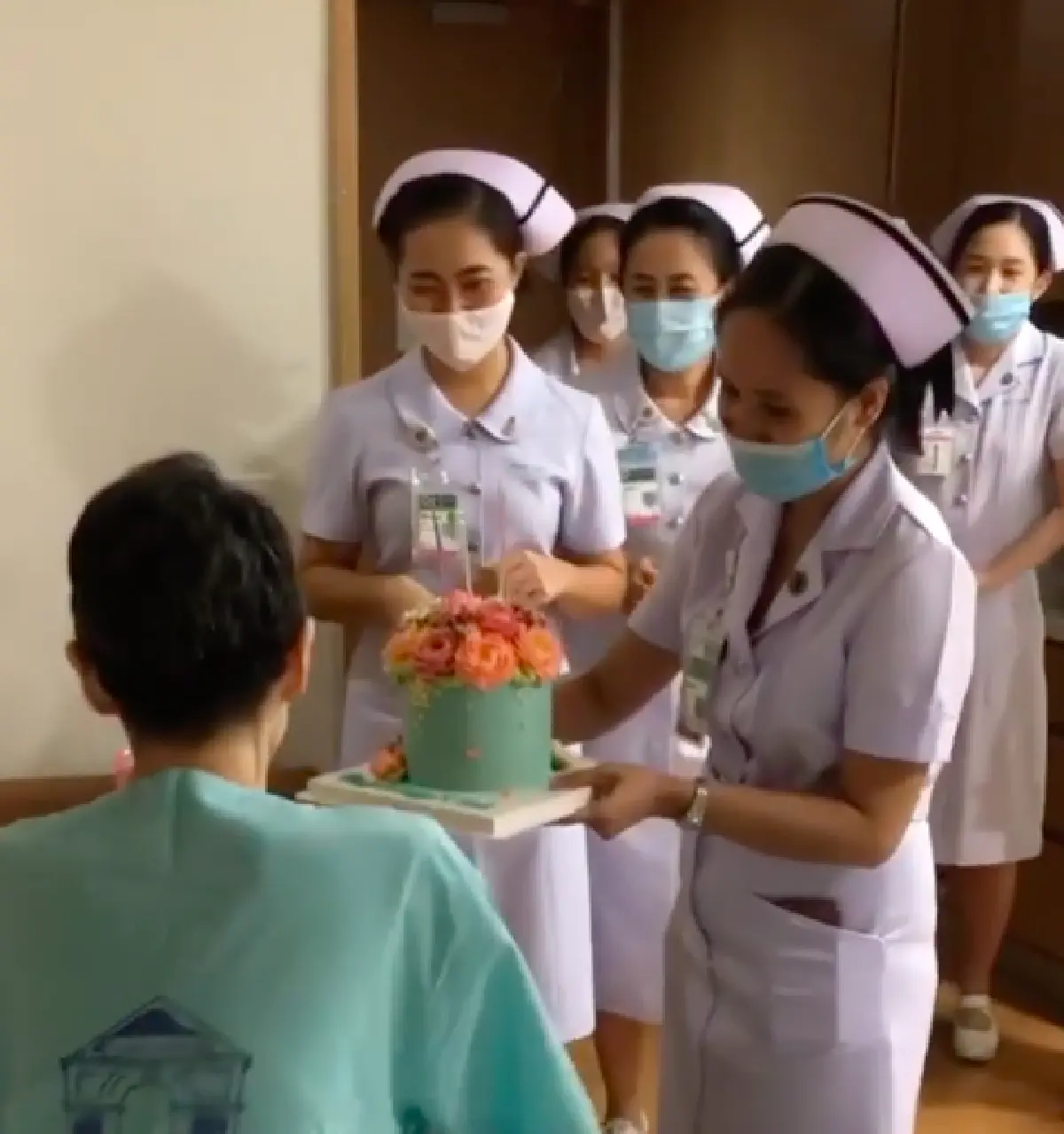 “นิ้ง กุลสตรี” เผยโมเมนต์อบอุ่นหัวใจ พยาบาลยกเค้กมาเซอร์ไพรส์วันเกิดให้