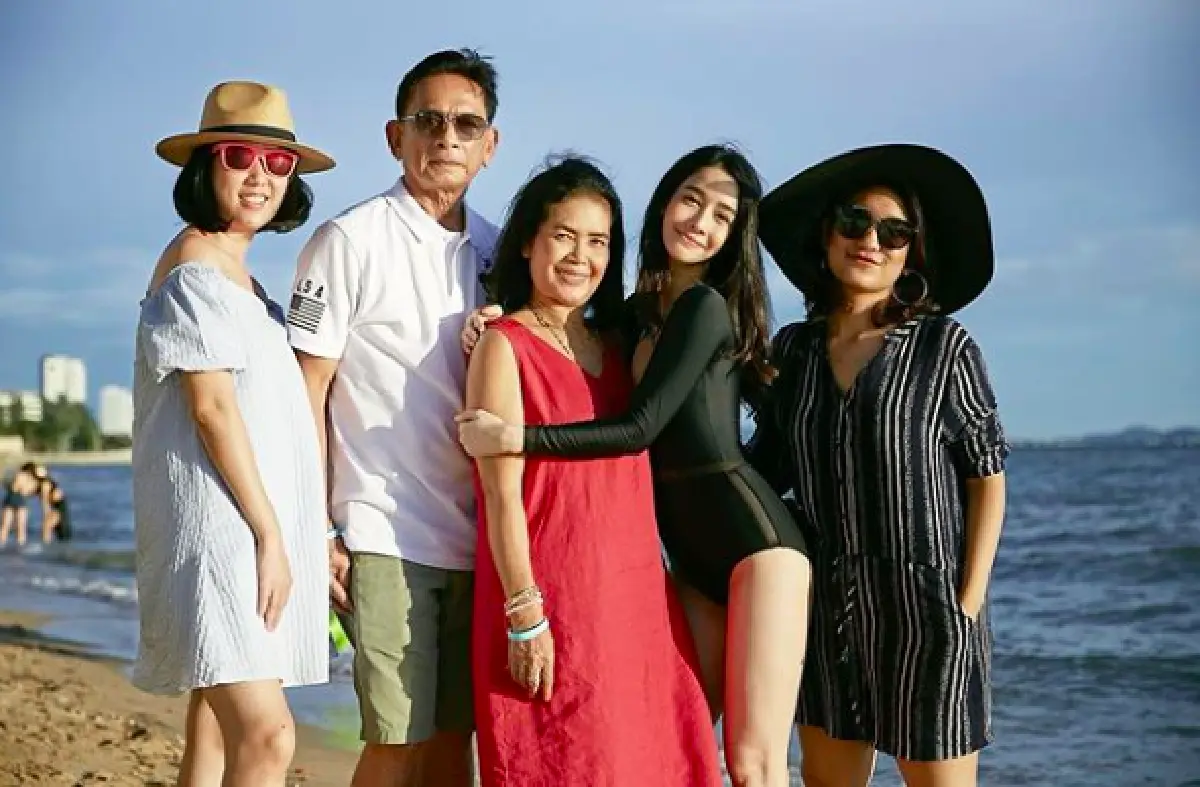 “โม อมีนา” ควงคุณพ่อแซ่บริมชายทะเล พากันโพสท่าเก๋ๆ ในชุดว่ายน้ำ