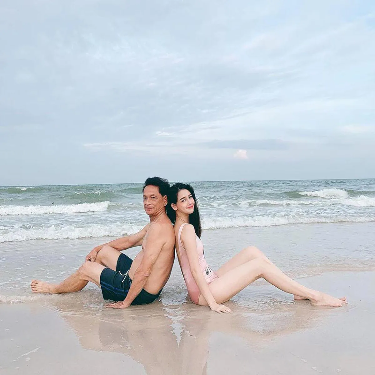 “โม อมีนา” ควงคุณพ่อแซ่บริมชายทะเล พากันโพสท่าเก๋ๆ ในชุดว่ายน้ำ