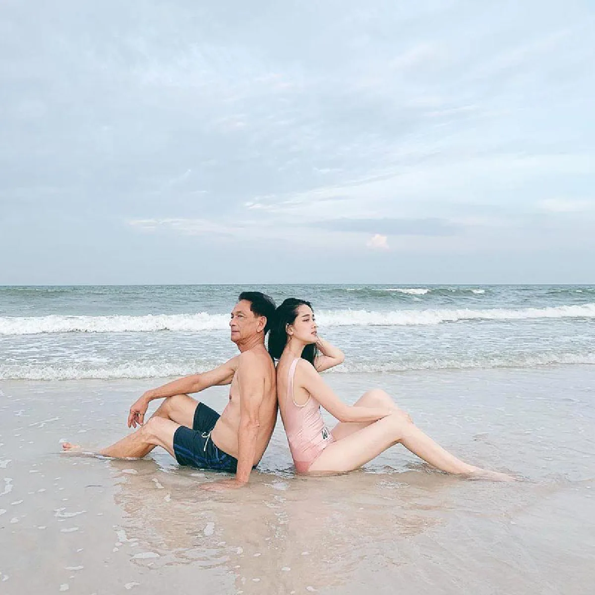 “โม อมีนา” ควงคุณพ่อแซ่บริมชายทะเล พากันโพสท่าเก๋ๆ ในชุดว่ายน้ำ