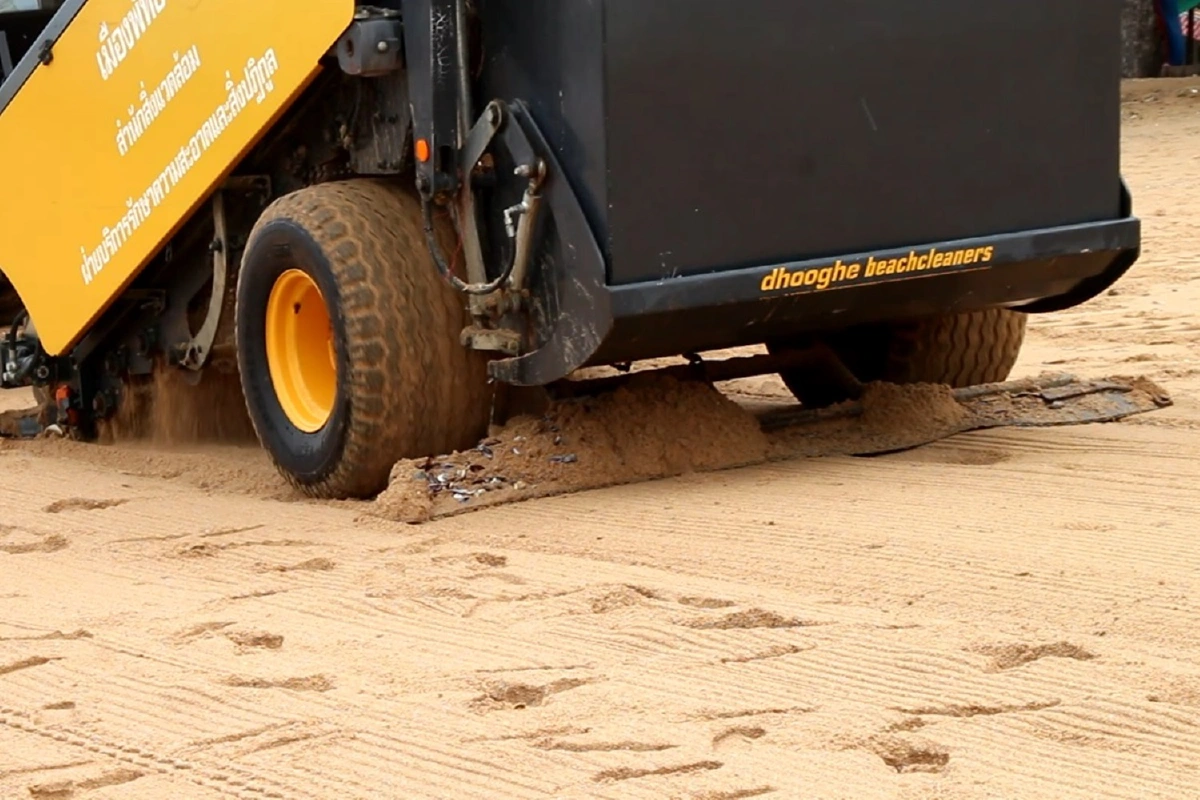 นักท่องเที่ยวยังแห่เก็บหอยทะเลลอยเกยตื้นหาดจอมเทียน