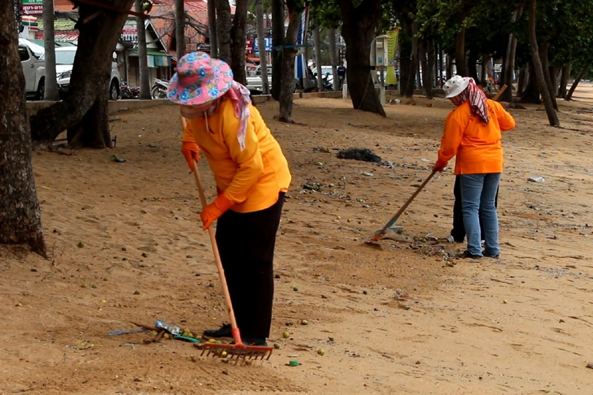 นักท่องเที่ยวยังแห่เก็บหอยทะเลลอยเกยตื้นหาดจอมเทียน