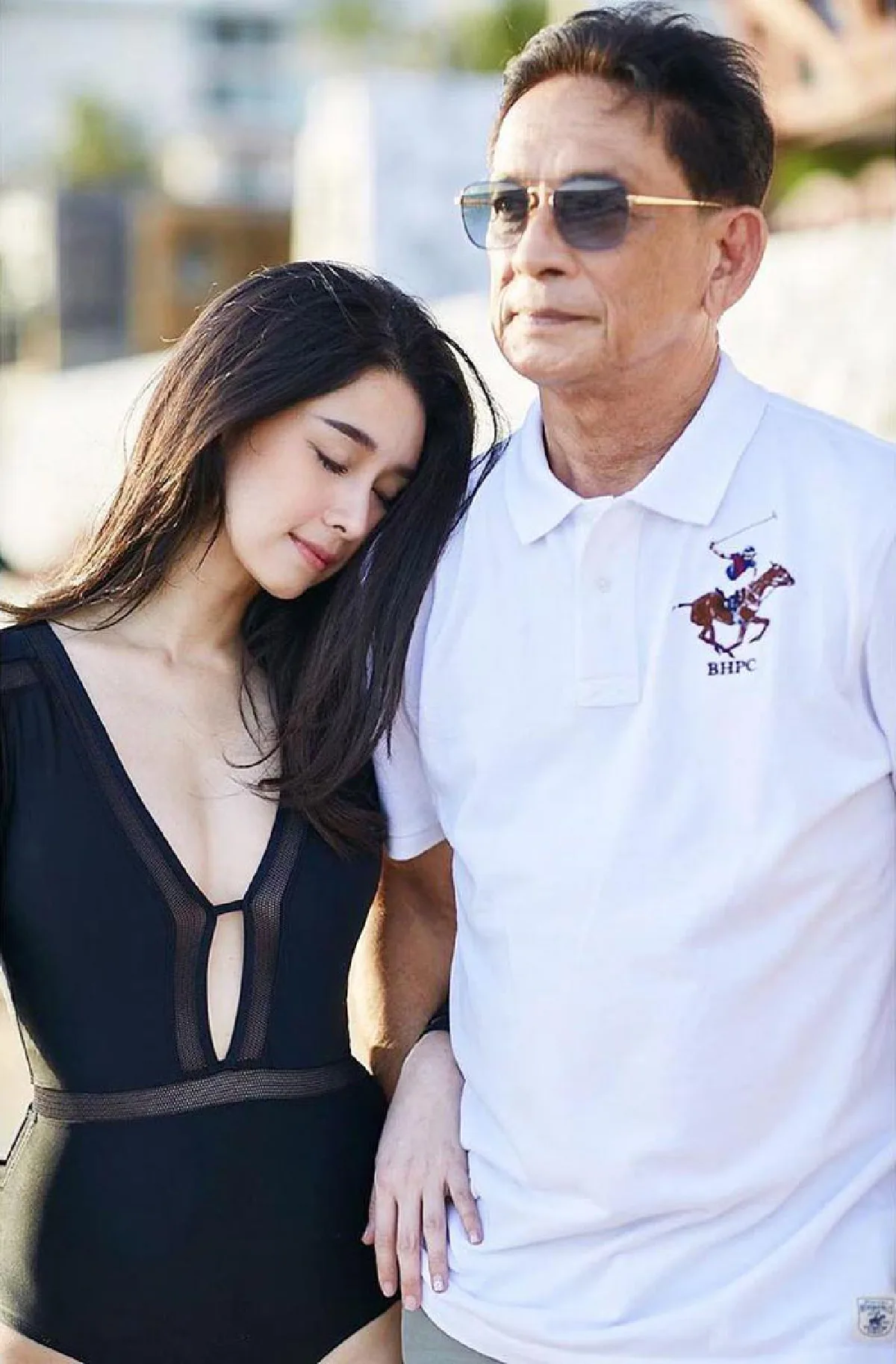 “โม อมีนา” ควงคุณพ่อแซ่บริมชายทะเล พากันโพสท่าเก๋ๆ ในชุดว่ายน้ำ