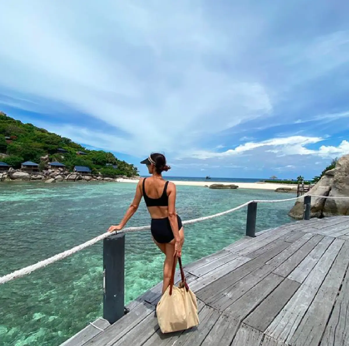 “ซินดี้” โชว์สปิริตความเป็นนางแบบรุ่นใหญ่ โพสท่าเบาๆ ในชุดว่ายน้ำ 