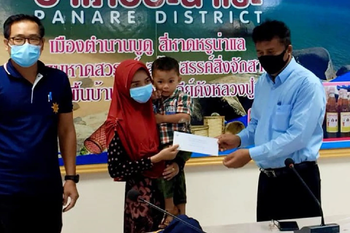 จ่ายจริงรายละหมื่น!นภอ.ปะนาเระมอบเงินช่วยเหยื่อถูกลอบบึ้ม