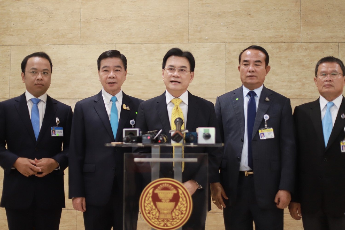 หัวหน้าประชาธิปัตย์ลั่นพร้อมจับมือทุกฝ่ายแก้รธน. หัวหน้าประชาธิปัตย์ลั่นพร้อมจับมือทุกฝ่ายแก้รธน.