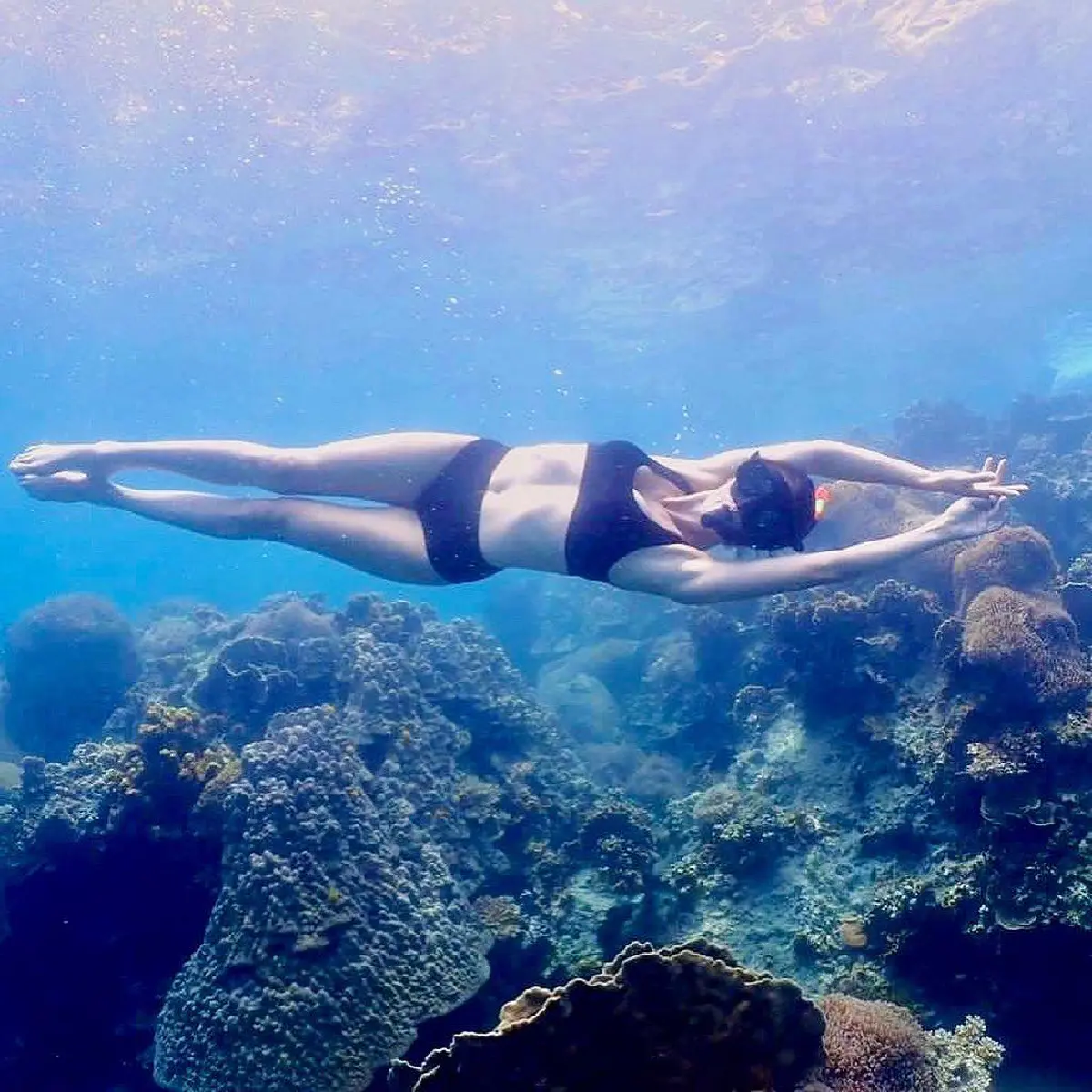 “ซินดี้” โชว์สปิริตความเป็นนางแบบรุ่นใหญ่ โพสท่าเบาๆ ในชุดว่ายน้ำ 