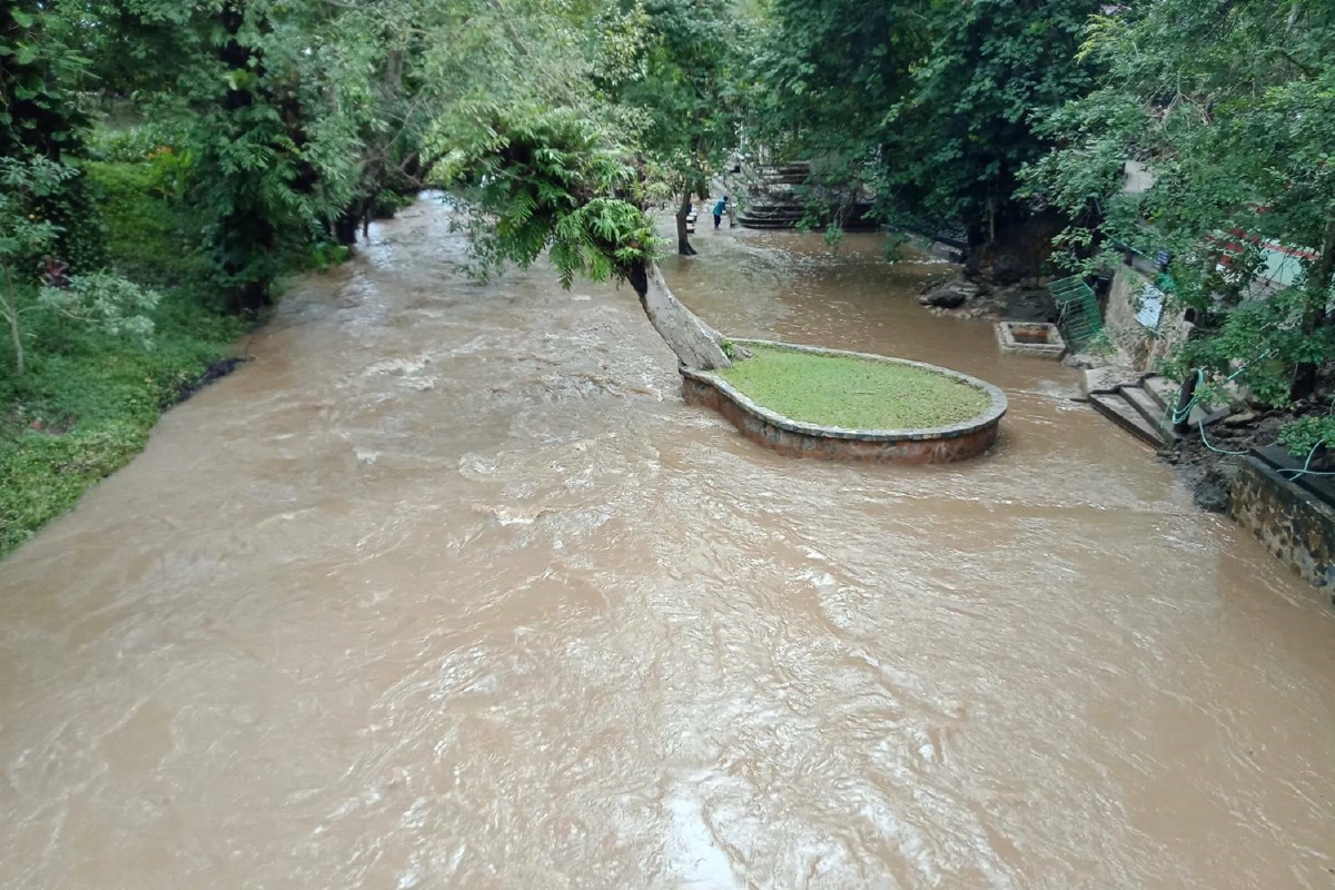 ปิดชั่วคราว!น้ำป่าหลากท่วม"พุน้ำร้อนหินดาด" 