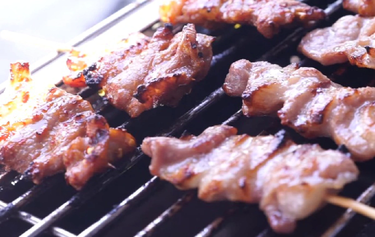 จากเชฟเรือสำราญสู่พ่อค้าหมูย่างริมทางเงินแสน! ‘การัณต์ ศรีประเสริฐ’