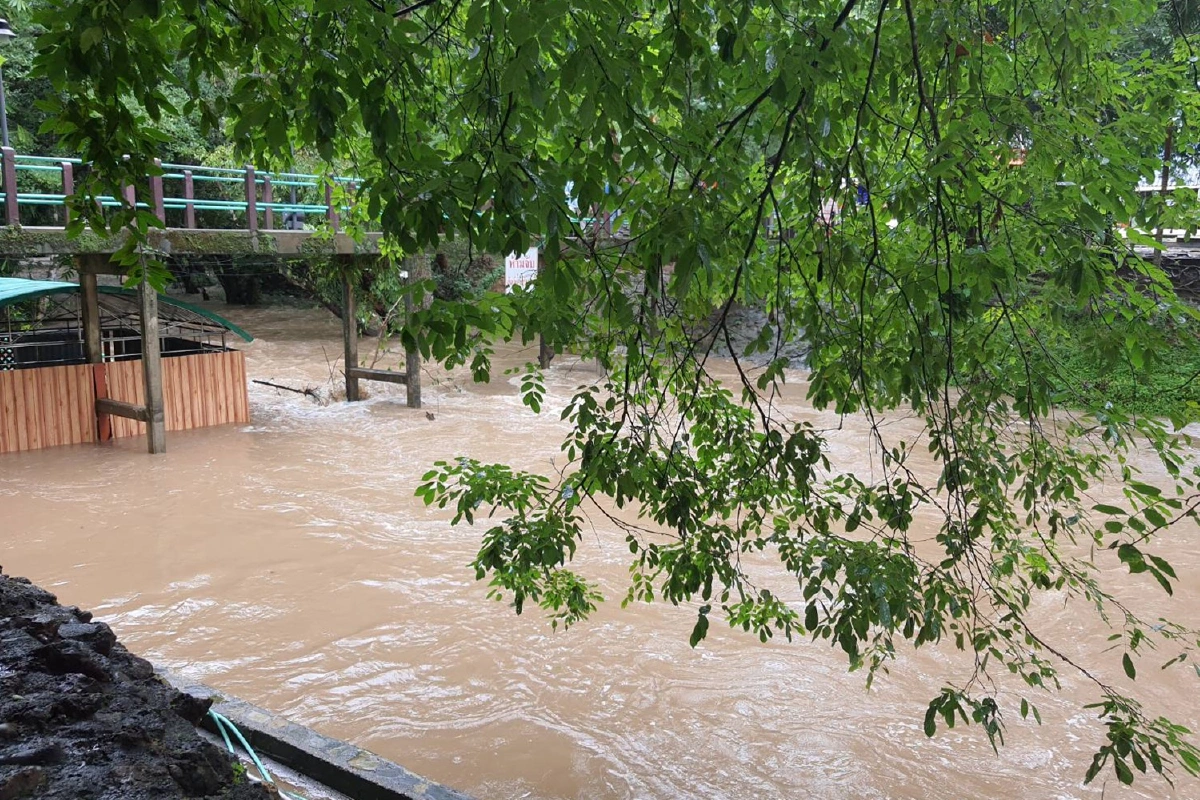 ปิดชั่วคราว!น้ำป่าหลากท่วม"พุน้ำร้อนหินดาด" 