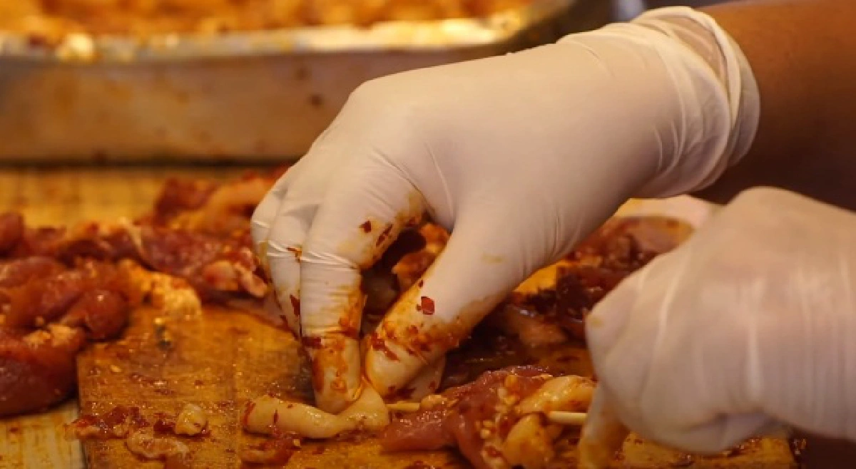 จากเชฟเรือสำราญสู่พ่อค้าหมูย่างริมทางเงินแสน! ‘การัณต์ ศรีประเสริฐ’