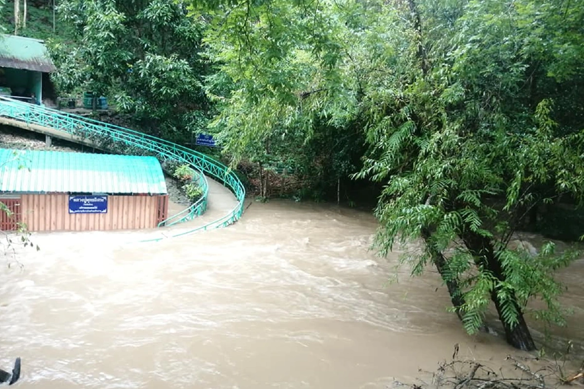ปิดชั่วคราว!น้ำป่าหลากท่วม"พุน้ำร้อนหินดาด" 