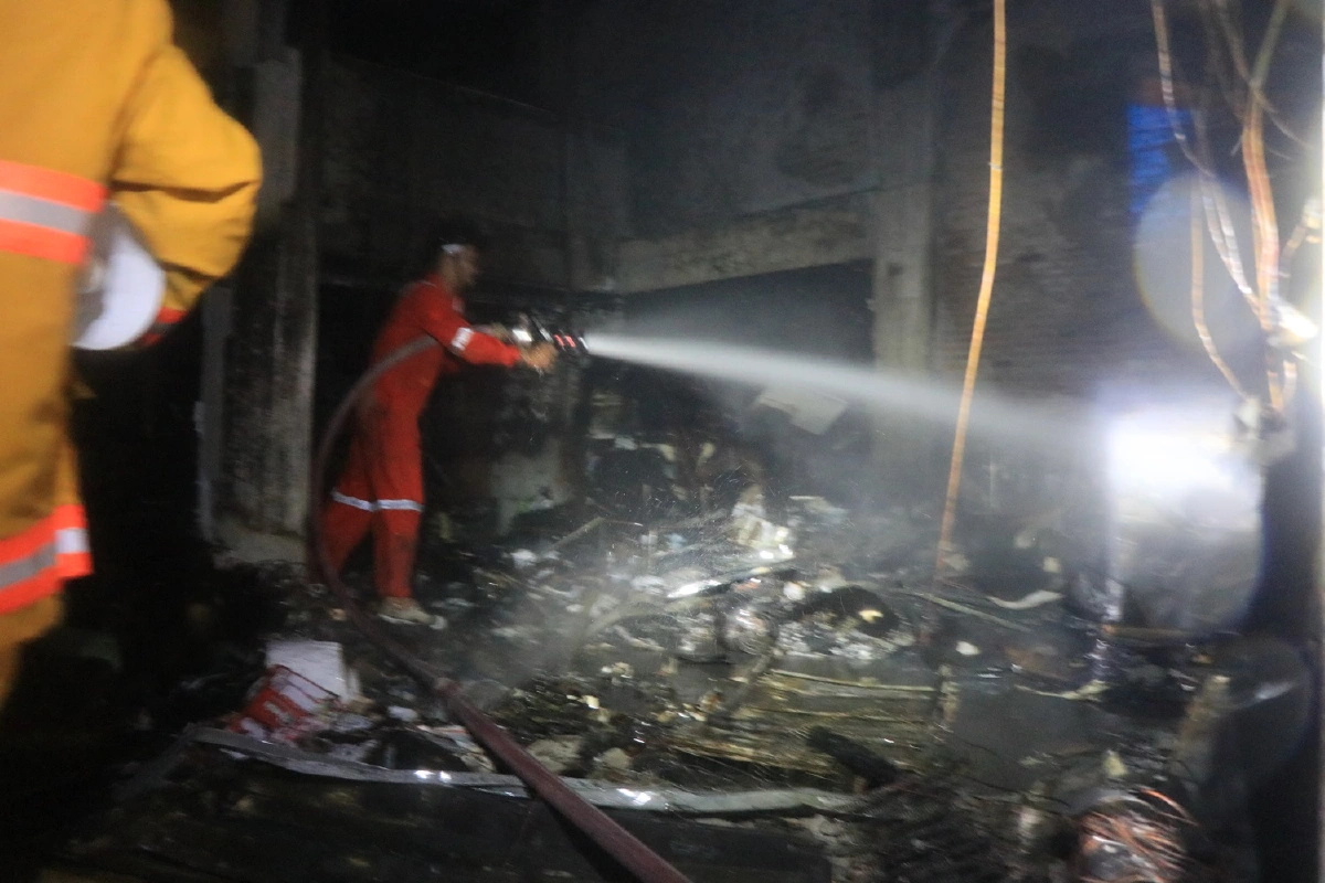 จนท.ฝ่าฝนตกหนักดับเพลิงไหม้ร้านขายเครื่องใช้ไฟฟ้ากลางเมืองพิษณุโลก