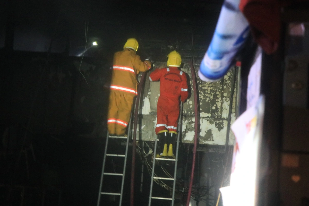 จนท.ฝ่าฝนตกหนักดับเพลิงไหม้ร้านขายเครื่องใช้ไฟฟ้ากลางเมืองพิษณุโลก