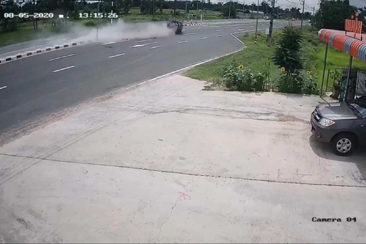 อุทาหรณ์! คนขับกระบะวูบหลับใน 11ชีวิตรอดปาฏิหาริย์