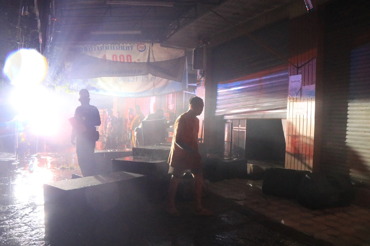 จนท.ฝ่าฝนตกหนักดับเพลิงไหม้ร้านขายเครื่องใช้ไฟฟ้ากลางเมืองพิษณุโลก