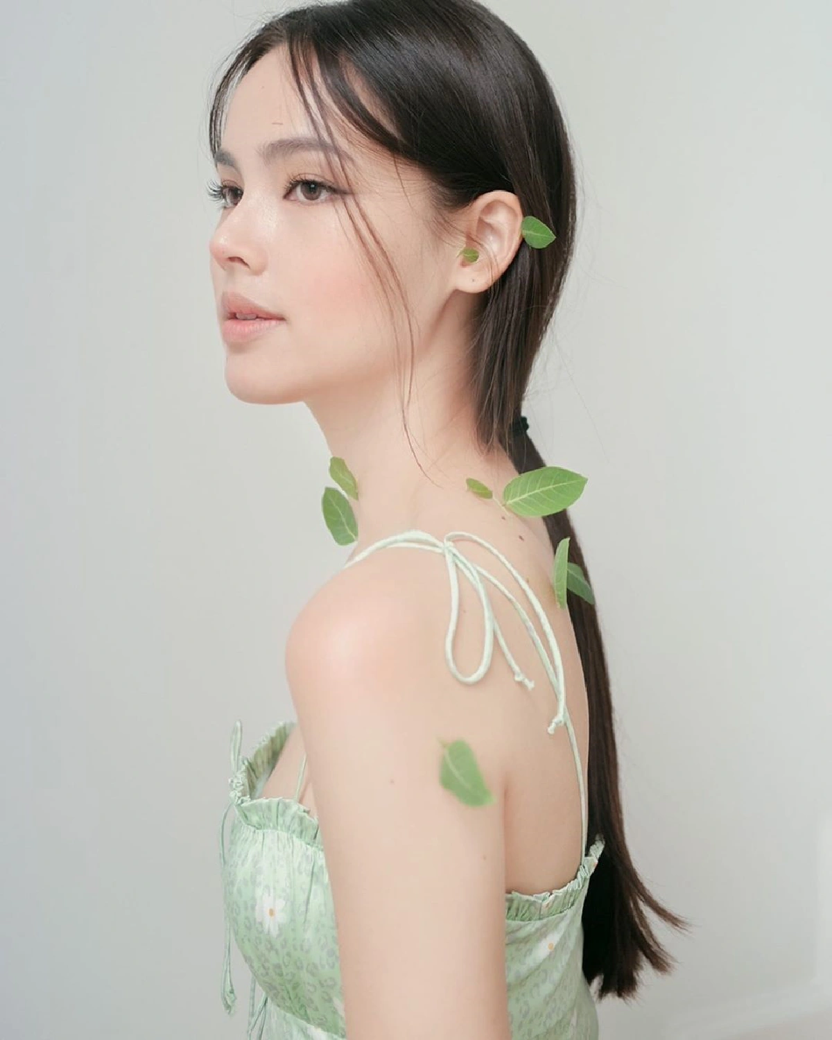 “ญาญ่า อุรัสยา” กับลุคสวยใสธรรมชาติ ไม่เสียชื่อเจ้าหญิงแห่งวงการต้นไม้!?