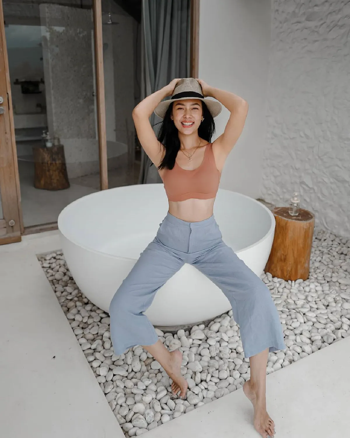 แซมมี่ เคาวเวลล์ อวดหุ่นสวยสับในชุดว่ายน้ำ ท่ามกลางสวนดอกไม้