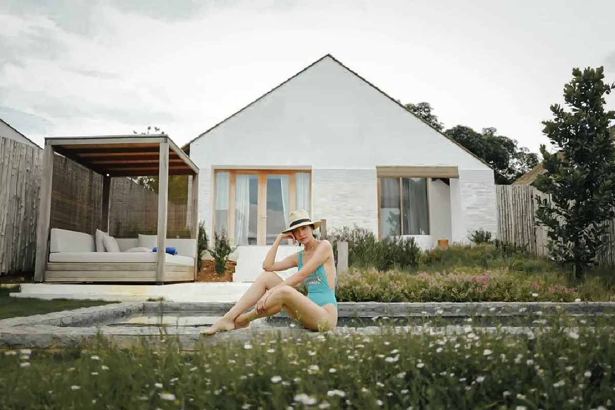 แซมมี่ เคาวเวลล์ อวดหุ่นสวยสับในชุดว่ายน้ำ ท่ามกลางสวนดอกไม้