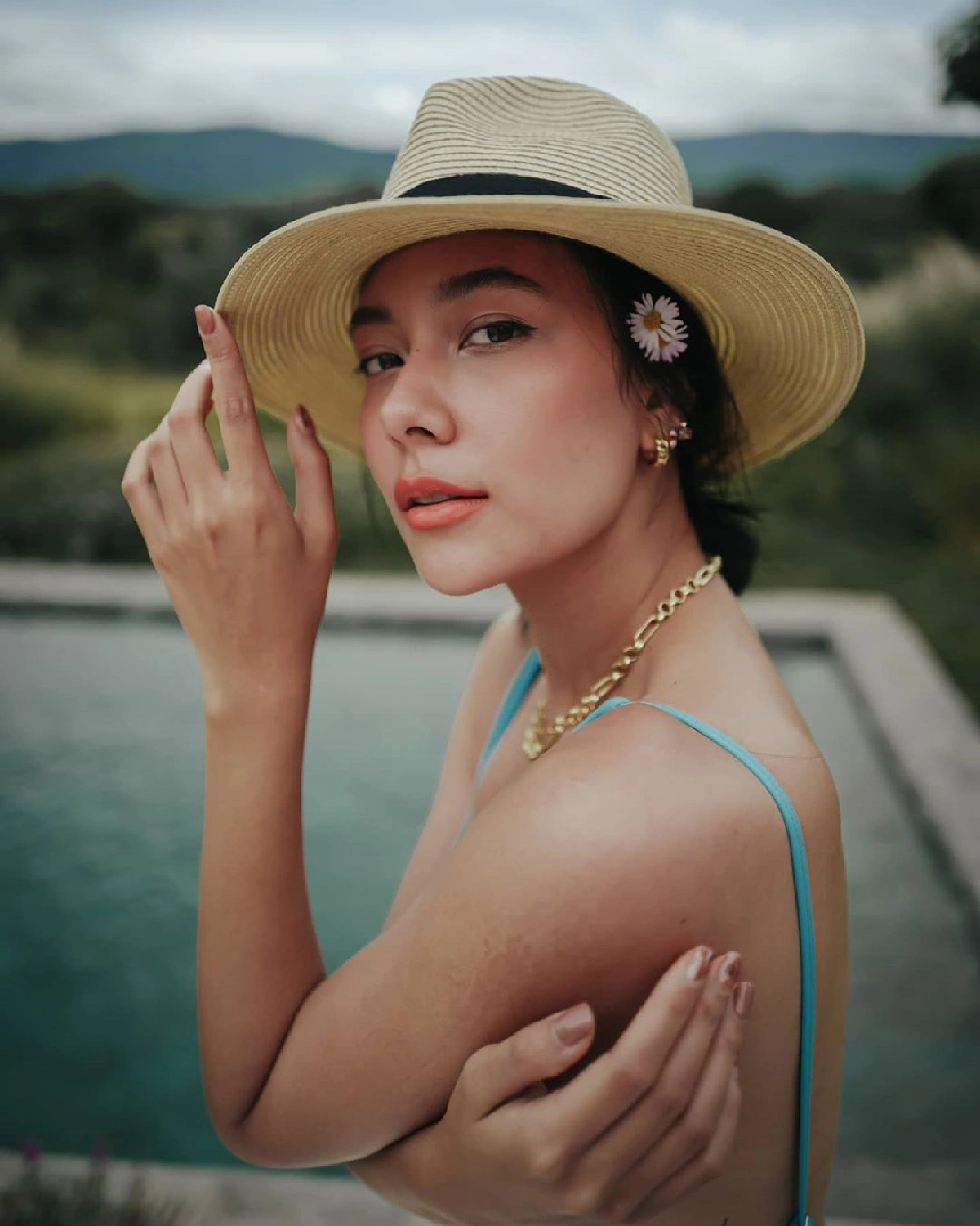 แซมมี่ เคาวเวลล์ อวดหุ่นสวยสับในชุดว่ายน้ำ ท่ามกลางสวนดอกไม้