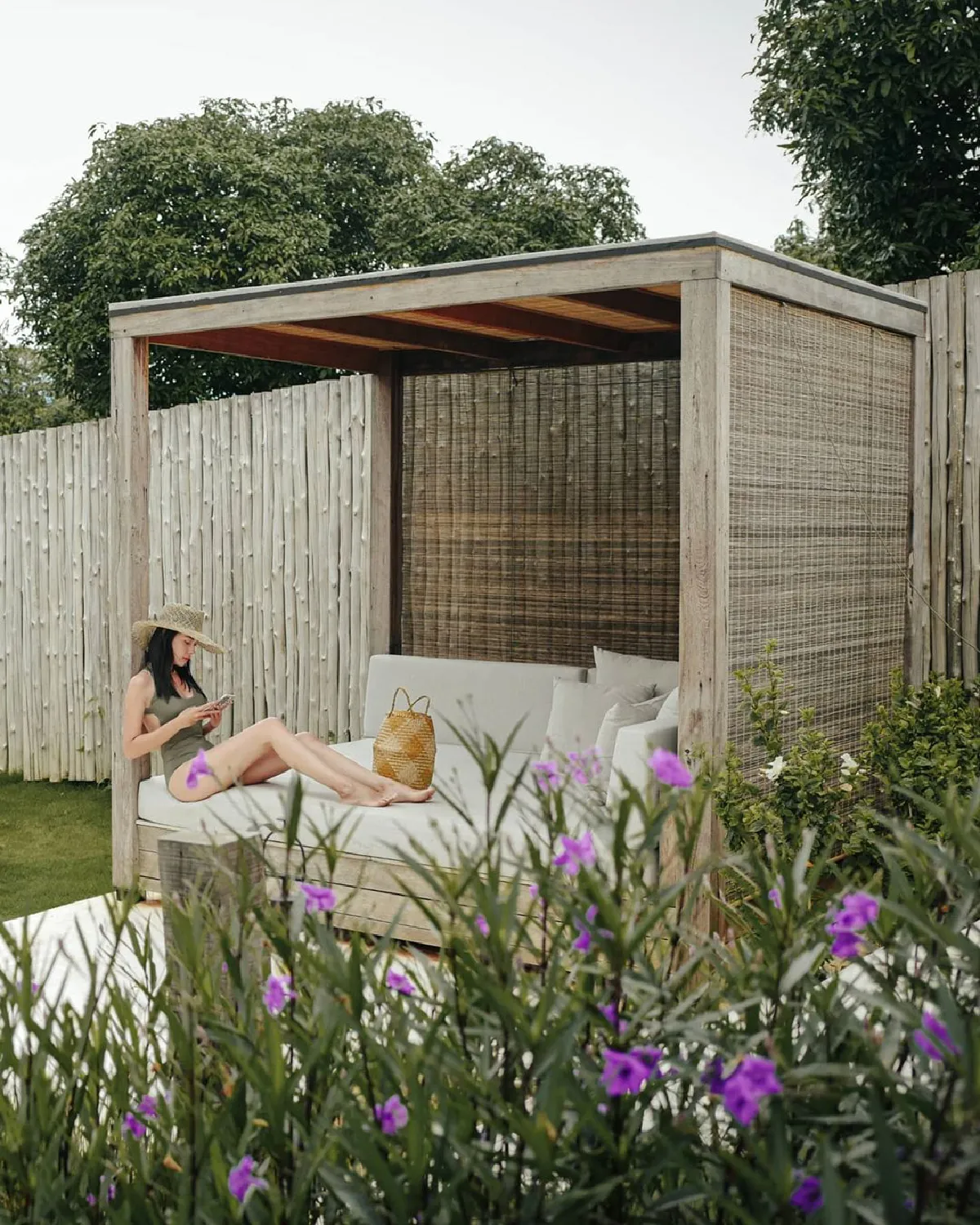 แซมมี่ เคาวเวลล์ อวดหุ่นสวยสับในชุดว่ายน้ำ ท่ามกลางสวนดอกไม้