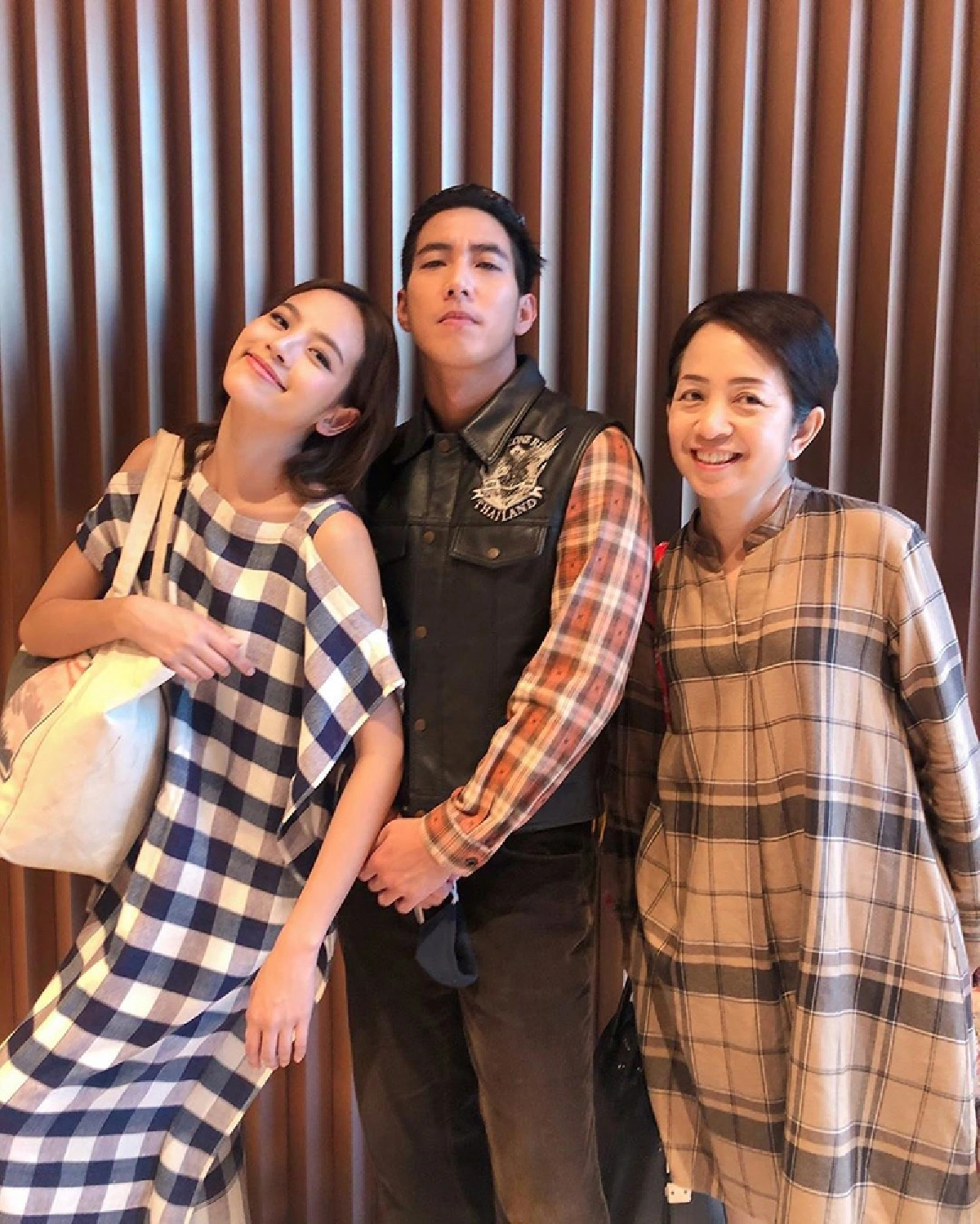 น่ารักจังคู่นี้! โตโน่-ณิชา ควงสองคุณแม่เที่ยวไหว้พระอยุธยาอบอุ่นพร้อมหน้า