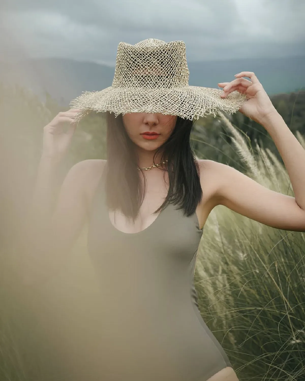 แซมมี่ เคาวเวลล์ อวดหุ่นสวยสับในชุดว่ายน้ำ ท่ามกลางสวนดอกไม้