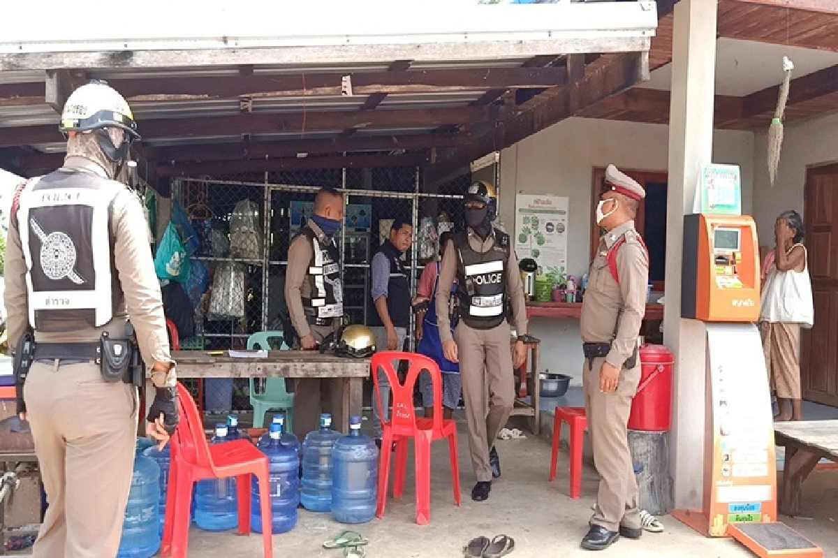 ระทึก!นักเรียนนักเลงนับสิบรวมตัวเบิ้ลรถยิงปืนสนั่นกลางหมู่บ้านคาดขู่อริ