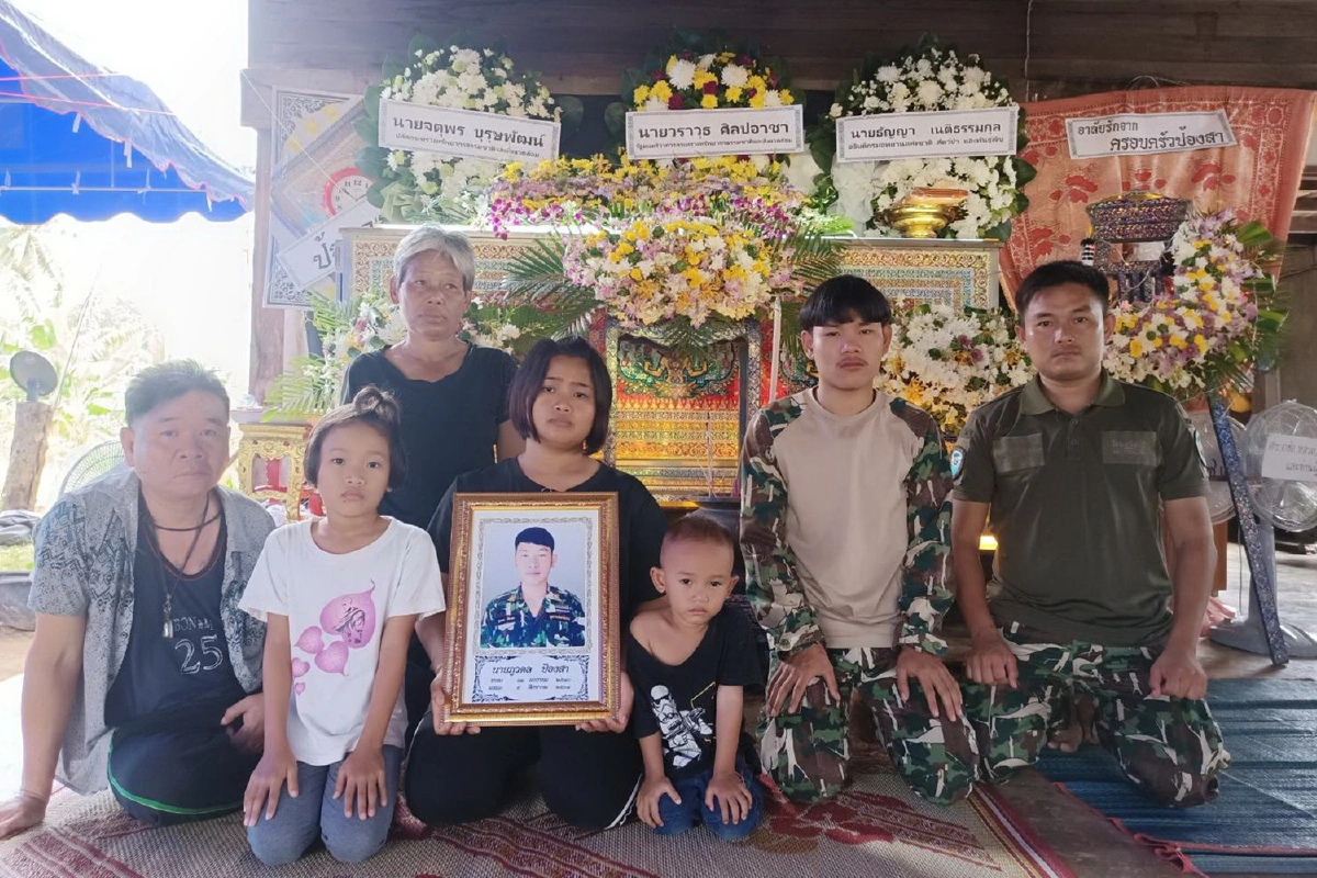 พระราชทานพวงมาลาหน้าศพหัวหน้าลาดตระเวนอช.เขาแหลม