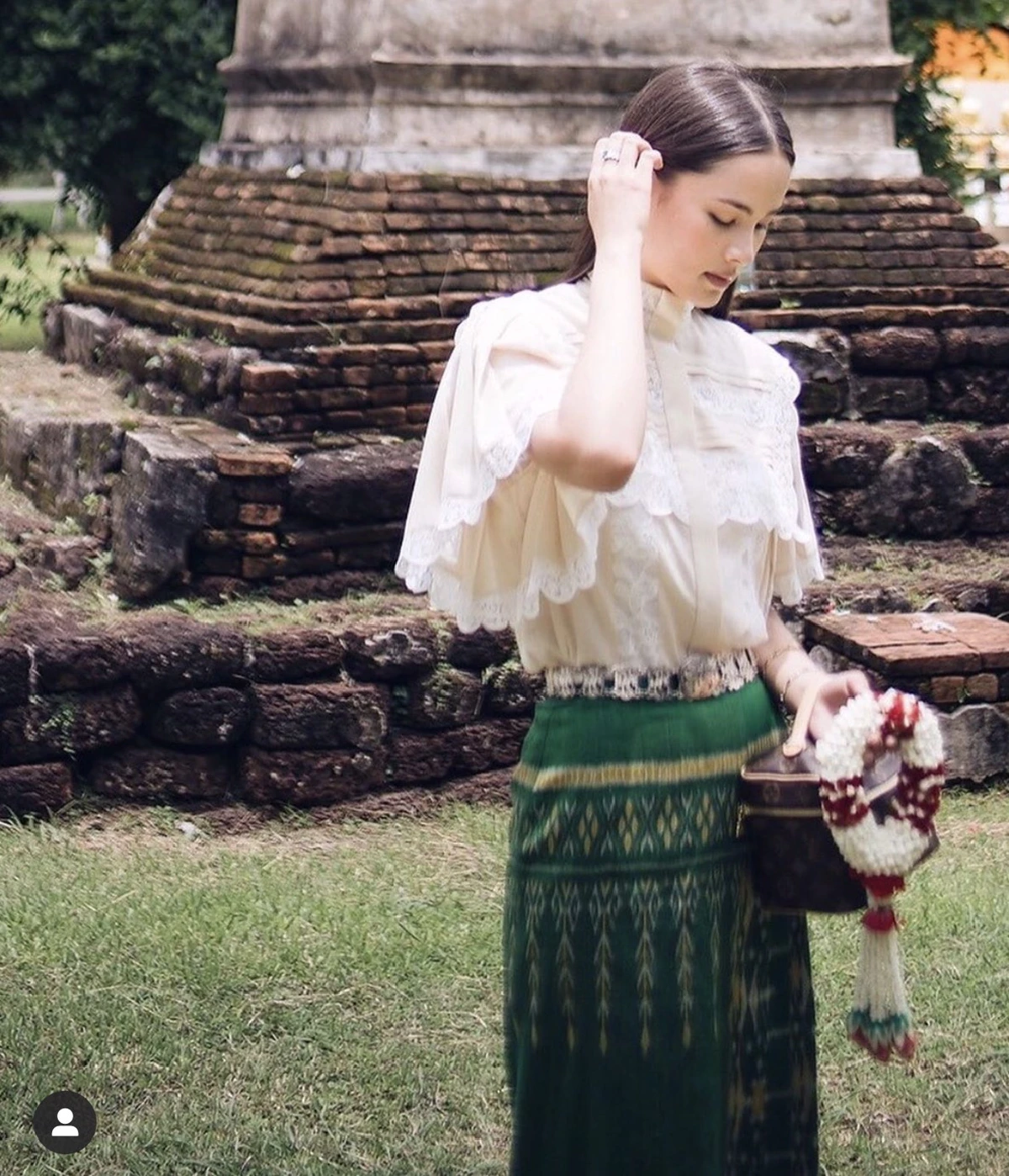 ญาญ่า อุรัสยา แต่งชุดสวยด้วยผ้าไทย ตั้งใจไปไหว้พระธาตุบังพวน