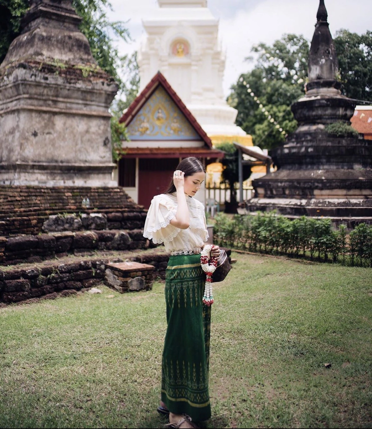 ญาญ่า อุรัสยา แต่งชุดสวยด้วยผ้าไทย ตั้งใจไปไหว้พระธาตุบังพวน