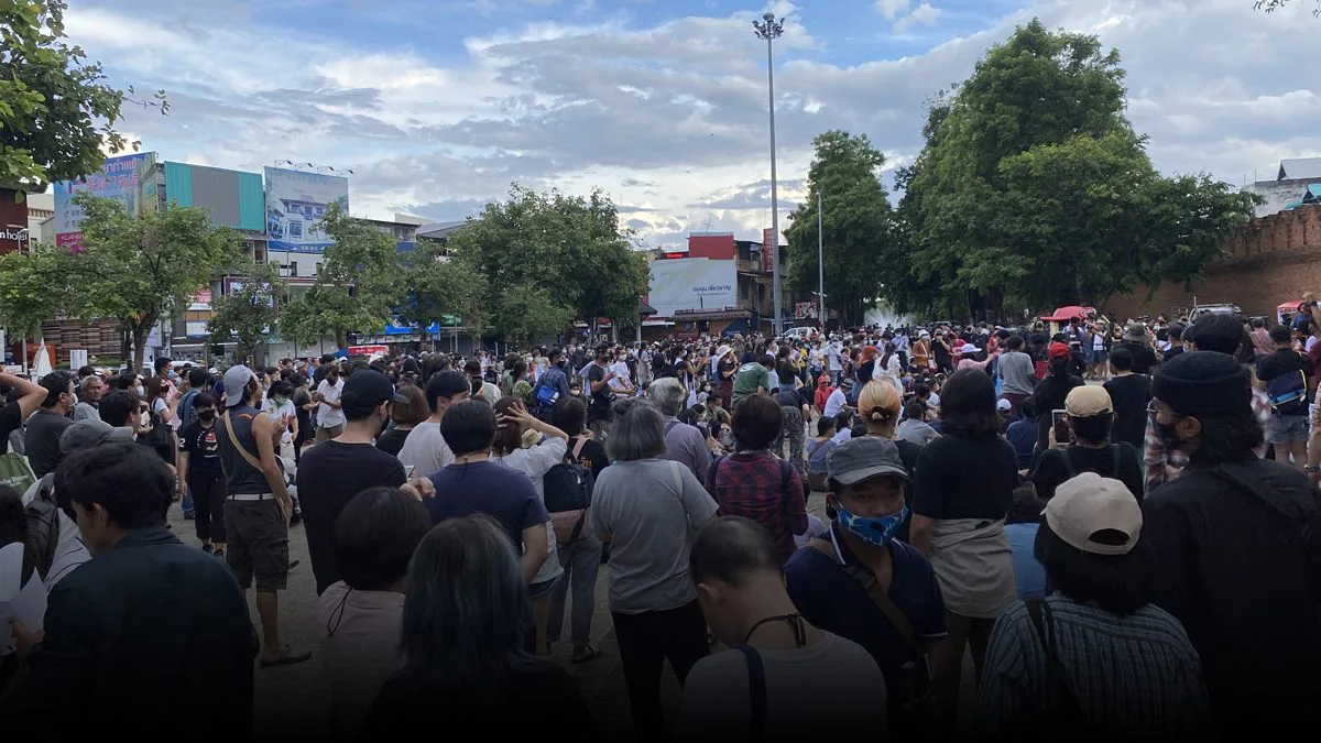 "ทนายอานนท์"ร่วมเวทีแฟลชม็อบเชียงใหม่จี้ยุบสภา-แก้รธน.