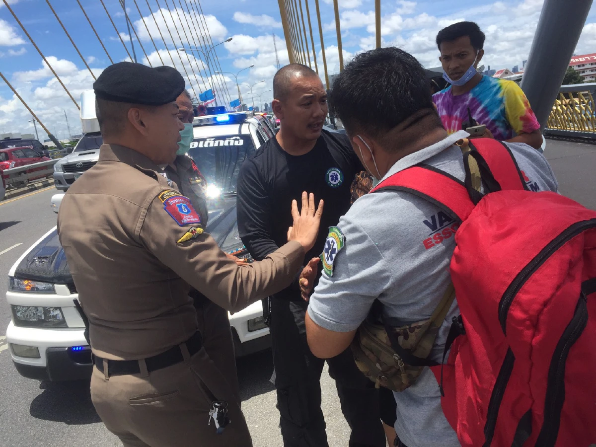 ตร.191 ช่วยหญิงสาวพยายามกระโดดสะพานพระราม 8 ได้สำเร็จ