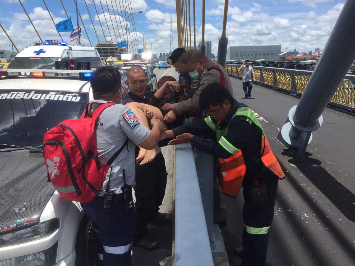 ตร.191 ช่วยหญิงสาวพยายามกระโดดสะพานพระราม 8 ได้สำเร็จ