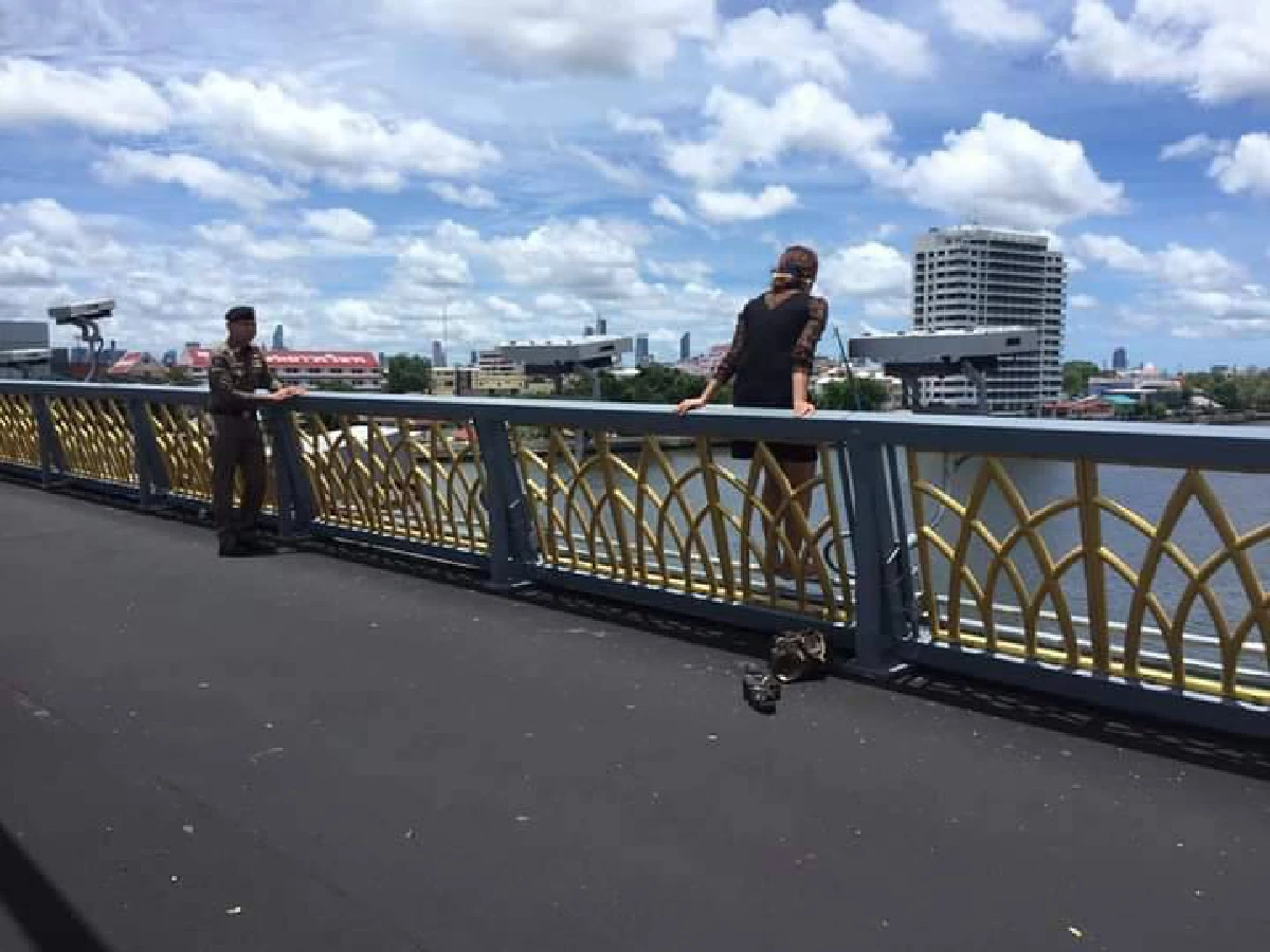 ตร.191 ช่วยหญิงสาวพยายามกระโดดสะพานพระราม 8 ได้สำเร็จ