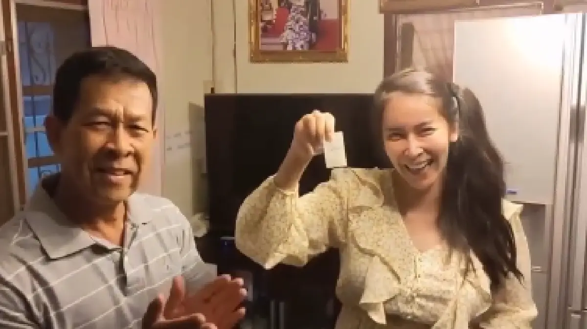 “ใหม่ สุคนธวา” จับสลากเลือกนามสกุลให้ลูกชาย ลุ้นกันทั้งบ้านไปเลย