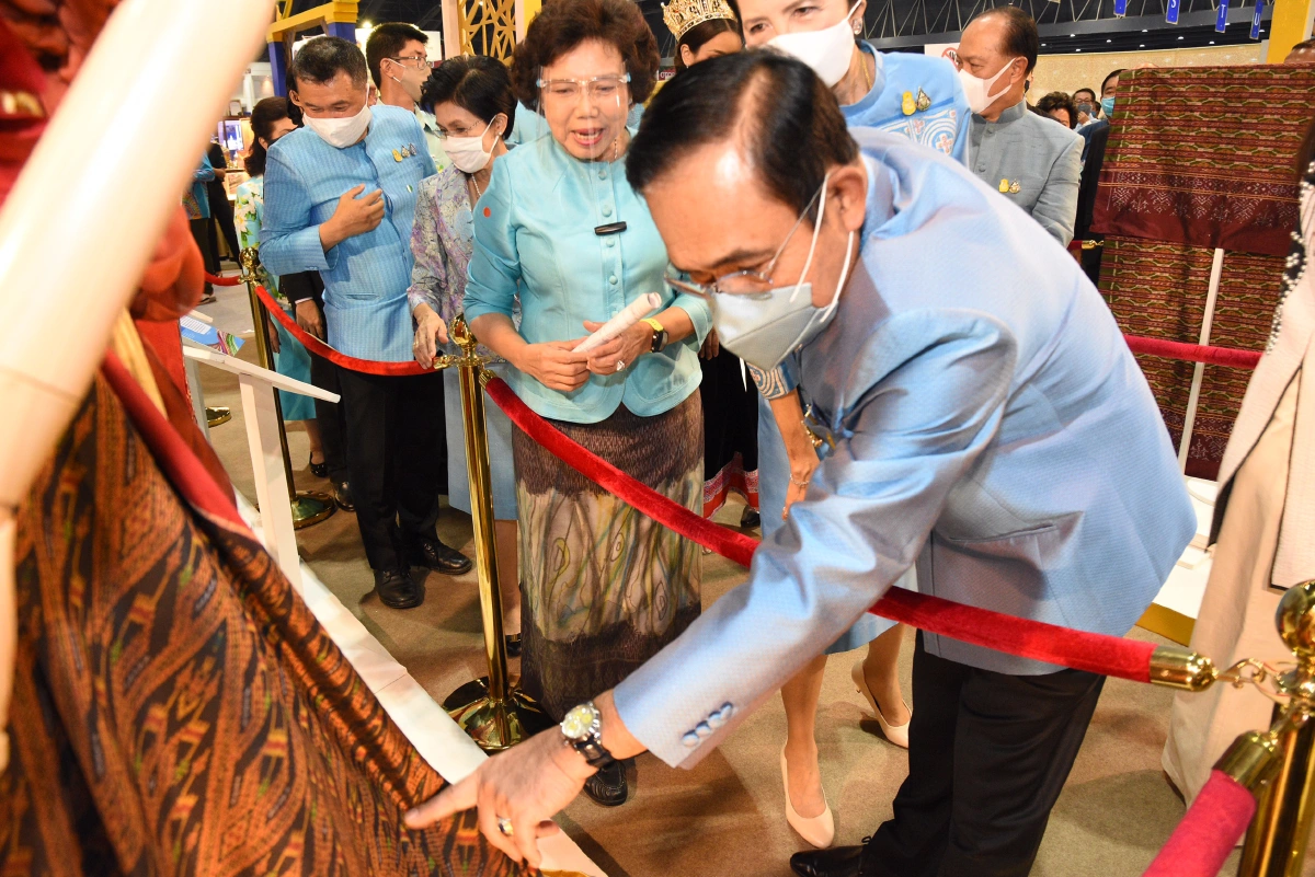 นายกฯเปิดงานใหญ่แห่งปีโอทอปศิลปาชีพฯเทิดพระเกียรติ"พระพันปีหลวง"