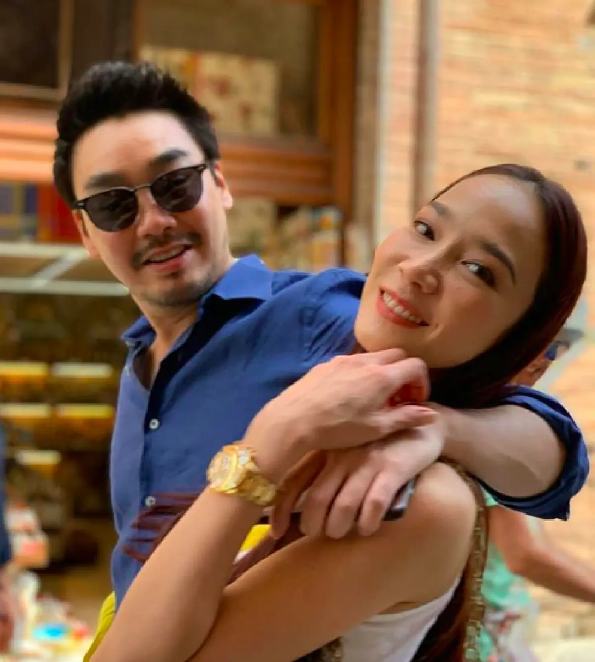 “อั้ม-ไฮโซพก” จับมือทำบุญที่วัดท่าไม้ พากันติดเกล็ดพญานาค