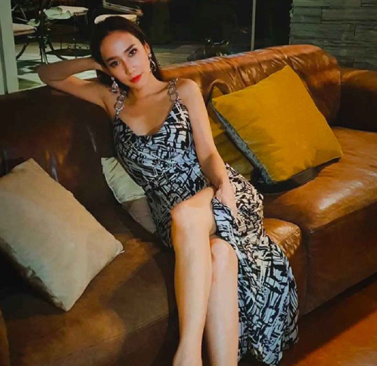 “อั้ม-ไฮโซพก” จับมือทำบุญที่วัดท่าไม้ พากันติดเกล็ดพญานาค