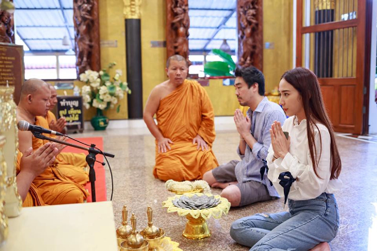 “อั้ม-ไฮโซพก” จับมือทำบุญที่วัดท่าไม้ พากันติดเกล็ดพญานาค